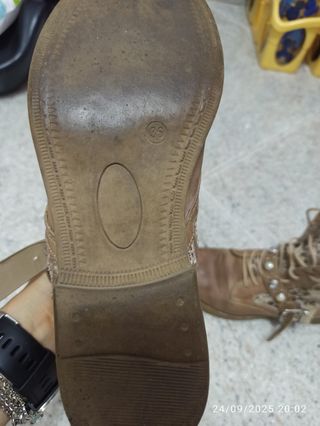 Stivaletti marroni con dettagli oro