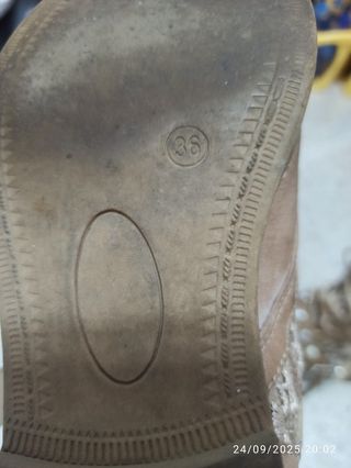 Stivaletti marroni con dettagli oro