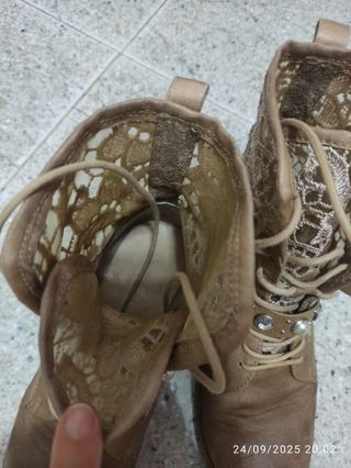 Stivaletti marroni con dettagli oro