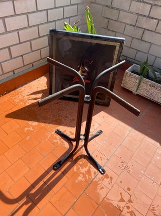 Due tavoli da bar neri e marroni