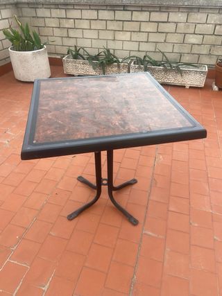 Due tavoli da bar neri e marroni