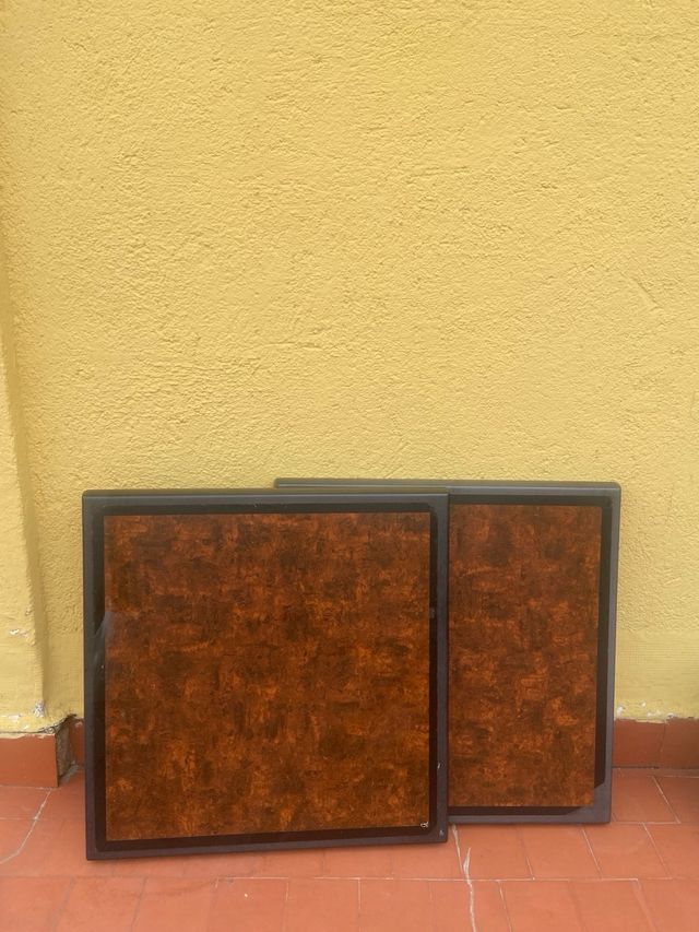 Due tavoli da bar neri e marroni