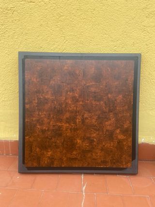 Due tavoli da bar neri e marroni