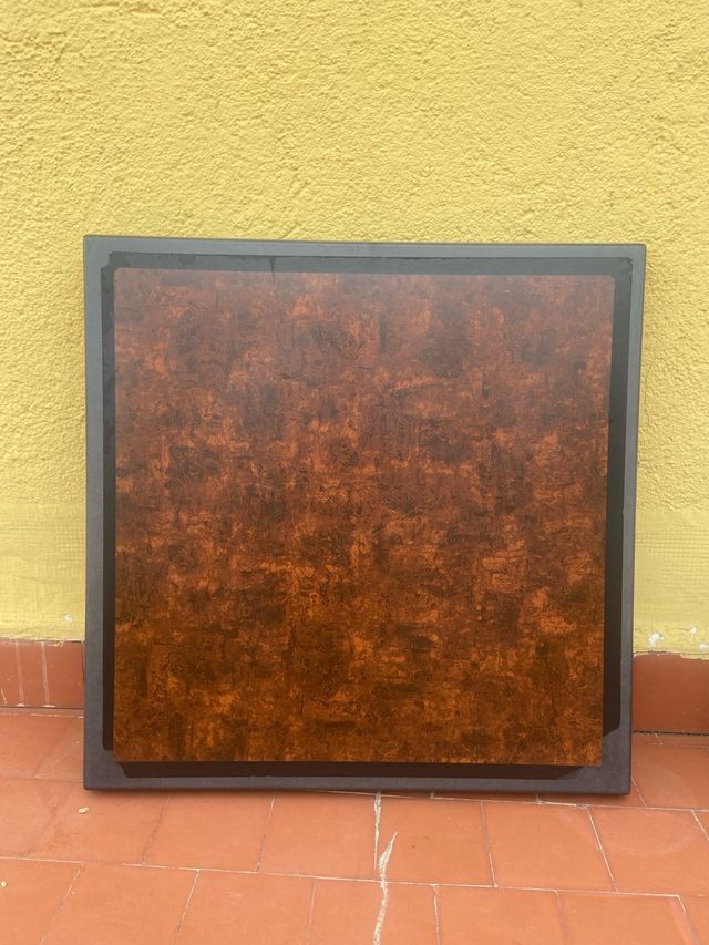 Due tavoli da bar neri e marroni