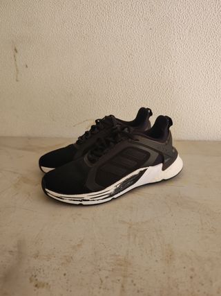 Zapatillas Adidas Negras y Blancas