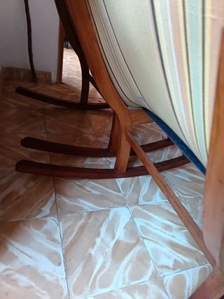 Balancín antiguo de madera y cuero