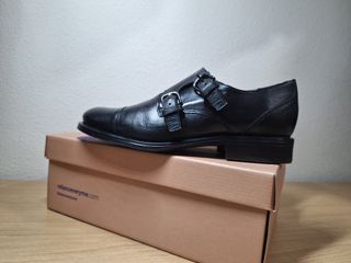 Zapatos de piel negros con doble hebilla