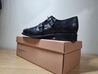 Zapatos de piel negros con doble hebilla