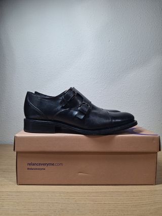 Zapatos de piel negros con doble hebilla