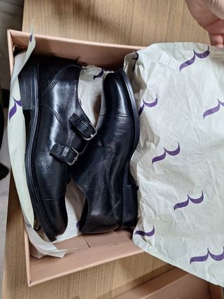 Zapatos de piel negros con doble hebilla