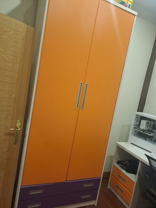 Dormitorio juvenil naranja y morado