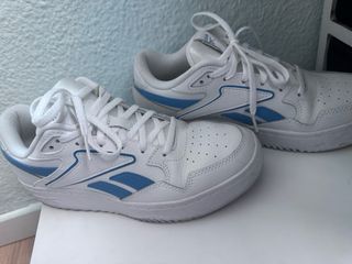 Zapatos Reebok blancos y azules 