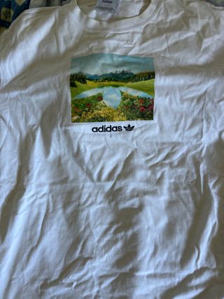 T-shirt Adidas bianca con paesaggio