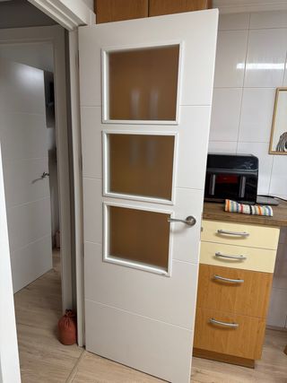 Puerta de cocina blanca con 3 cristales