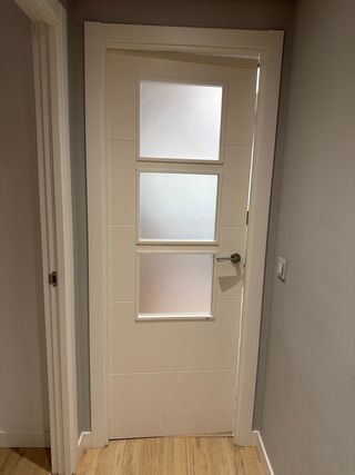 Puerta de cocina blanca con 3 cristales