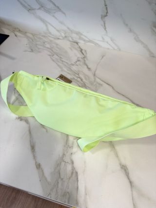 Riñonera Nike com etiqueta