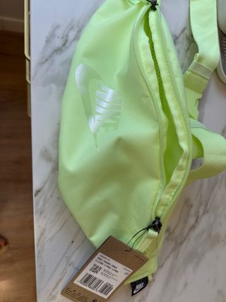 Riñonera Nike com etiqueta