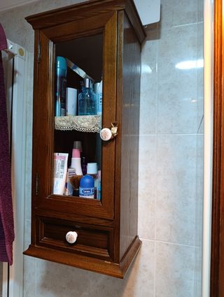 Mueble de madera con cristal