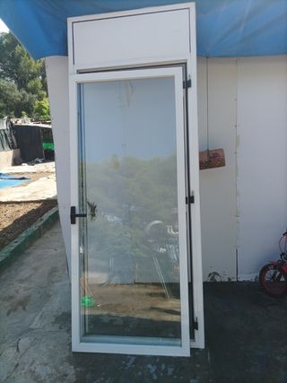 -Puerta de aluminio con crital