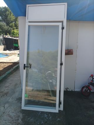 -Puerta de aluminio con crital