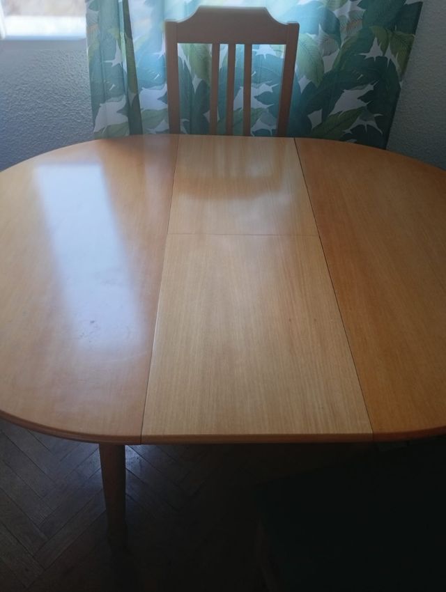 Mesa y sillas sala de estar