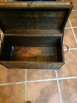 Baúl pequeño de madera mide 60 x 30 x 32.