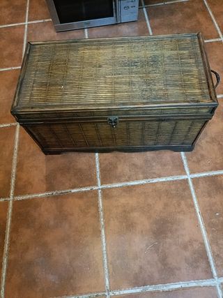 Baúl pequeño de madera mide 60 x 30 x 32.