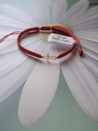 Pulsera Cruz Oro 14K Hilo Rojo