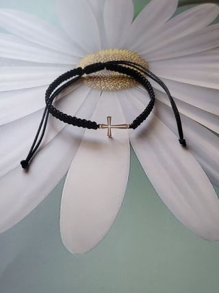 Pulsera Cruz Oro 14K Hilo Rojo