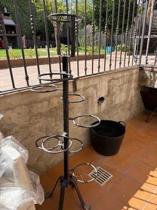 Macetero de hierro negro hecho a mano