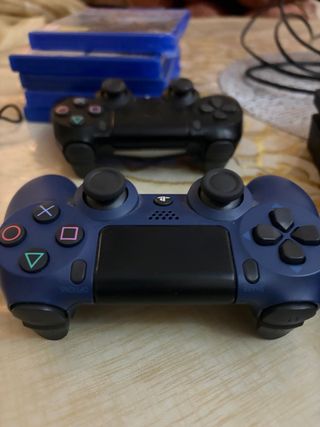PS4 + 2 Mandos + 5 Juegos
