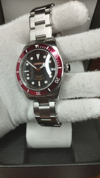 Reloj Seiko Mod Black-Bay Rojo Burdeos Negro y Oro