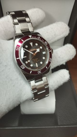 Reloj Seiko Mod Black-Bay Rojo Burdeos Negro y Oro