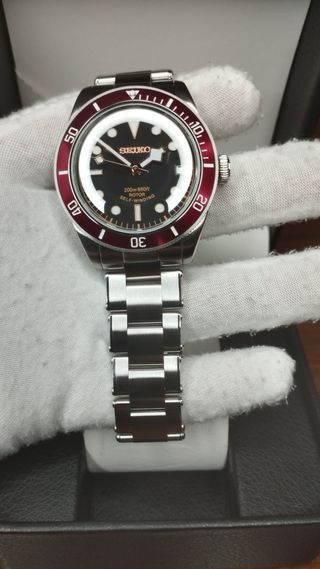Reloj Seiko Mod Black-Bay Rojo Burdeos Negro y Oro