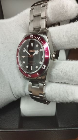 Reloj Seiko Mod Black-Bay Rojo Burdeos Negro y Oro