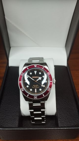 Reloj Seiko Mod Black-Bay Rojo Burdeos Negro y Oro