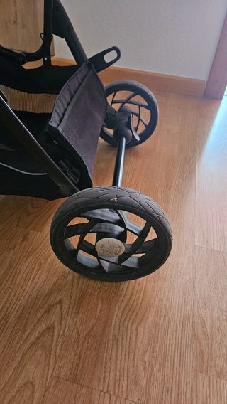 Carrito Chicco con capazo y segunda silla