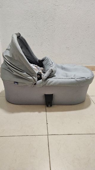 Carrito Chicco con capazo y segunda silla