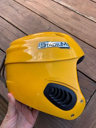 Casco de esquí amarillo