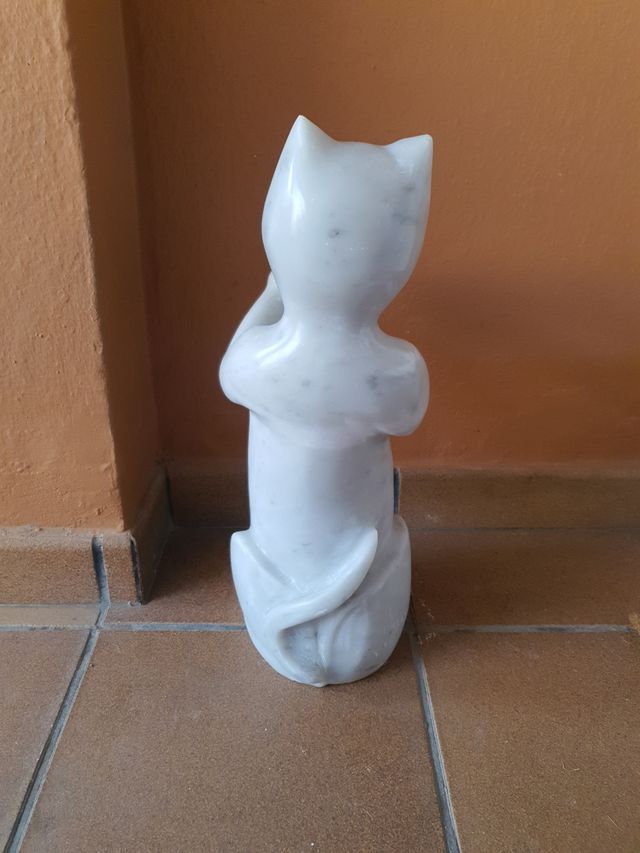Scultura di gatto in marmo bianco