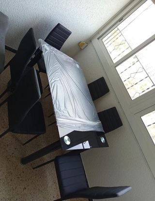 Mesa de comedor de cristal y metal