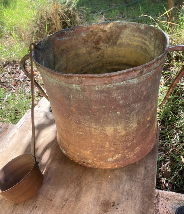 conca in rame e mestolo