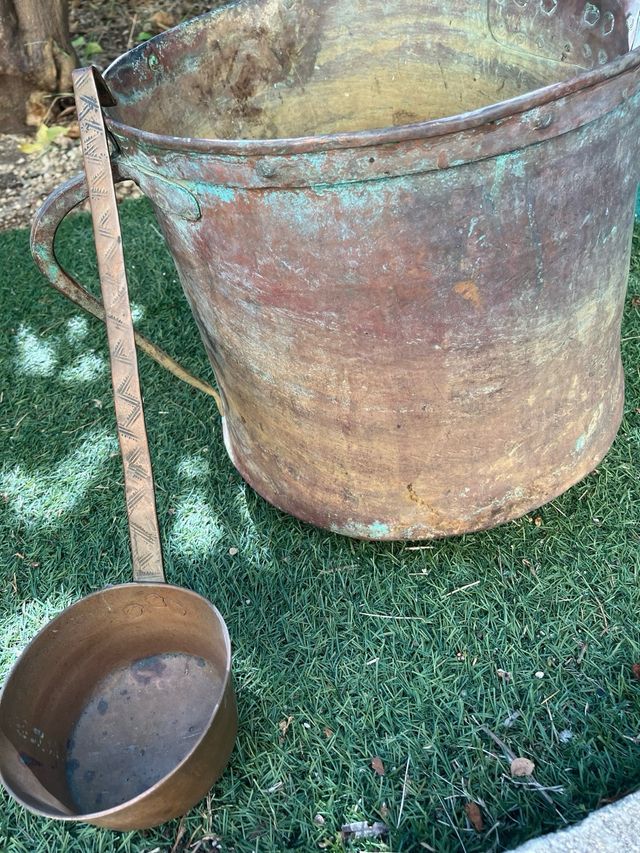 conca in rame e mestolo
