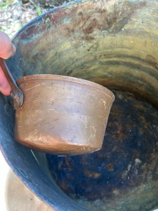 conca in rame e mestolo