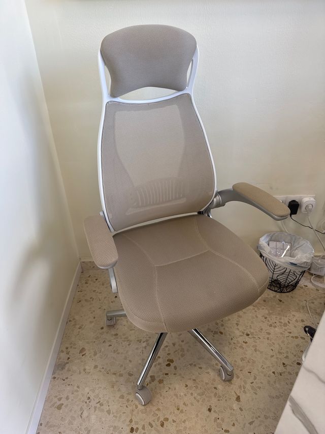 Sillón ergonómico giratorio beige