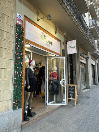 Local armado frente a la Sagrada Familia