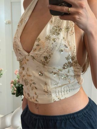 Top halter con lentejuelas doradas 
