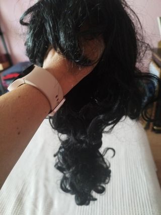 Peluca rizada negra para disfraz con coleta
