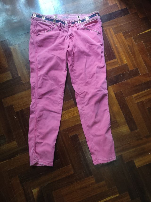 Pantalone skinny rosa con borchie