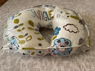 Cojín de lactancia Jungle con la funda